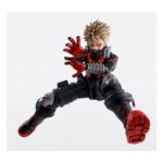 KATSUKI BAKUGO THE BEGINNING MY HERO ACADEMIA SH FIGUARTS. En My Hero Academia, Katsuki Bakugo es uno de los alumnos más explosivos de la clase 1-A, a la vez rival, antihéroe y motor de tensión constante en la historia. Esta versión, titulada «The Beginning», lo muestra con su primer traje de héroe, más tosco y militar, antes de las evoluciones más sofisticadas de su traje en la serie. La figura adopta una postura tranquila pero tensa: mano levantada, dedos ligeramente separados como si se dispusiera a activar su alter. Su mirada decidida, sus cejas fruncidas y su icónico peinado erizado están perfectamente reproducidos. El nivel de detalle es especialmente cuidado para una figura de este tamaño. Su traje es fiel a la primera versión: negro, gris y rojo con toques metálicos. Las botas gruesas con suelas rojas, las protecciones en los brazos, los remaches en las piernas y el cinturón equipado dan una impresión de robustez y funcionalidad. La pintura mate y los efectos texturizados en la ropa refuerzan el realismo general. Con unos 15 cm de altura, esta figura articulada de la gama S.H.Figuarts combina movilidad y acabado. Las articulaciones son discretas y permiten poses dinámicas, ideales para la puesta en escena. Compacta pero expresiva, encontrará fácilmente su lugar en una colección dedicada a My Hero Academia o a las figuras de acción japonesas.