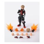 KATSUKI BAKUGO THE BEGINNING MY HERO ACADEMIA SH FIGUARTS. En My Hero Academia, Katsuki Bakugo es uno de los alumnos más explosivos de la clase 1-A, a la vez rival, antihéroe y motor de tensión constante en la historia. Esta versión, titulada «The Beginning», lo muestra con su primer traje de héroe, más tosco y militar, antes de las evoluciones más sofisticadas de su traje en la serie. La figura adopta una postura tranquila pero tensa: mano levantada, dedos ligeramente separados como si se dispusiera a activar su alter. Su mirada decidida, sus cejas fruncidas y su icónico peinado erizado están perfectamente reproducidos. El nivel de detalle es especialmente cuidado para una figura de este tamaño. Su traje es fiel a la primera versión: negro, gris y rojo con toques metálicos. Las botas gruesas con suelas rojas, las protecciones en los brazos, los remaches en las piernas y el cinturón equipado dan una impresión de robustez y funcionalidad. La pintura mate y los efectos texturizados en la ropa refuerzan el realismo general. Con unos 15 cm de altura, esta figura articulada de la gama S.H.Figuarts combina movilidad y acabado. Las articulaciones son discretas y permiten poses dinámicas, ideales para la puesta en escena. Compacta pero expresiva, encontrará fácilmente su lugar en una colección dedicada a My Hero Academia o a las figuras de acción japonesas.