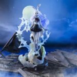CARROT SULONG ONE PIECE EXTRA BATTLE FIGUARTS ZERO. Carrot es un personaje del manga One Piece, miembro de los Minks, una tribu humanoide animal que vive en la isla de Zou. Dotada de una agilidad impresionante, una fuerza natural aumentada y una personalidad alegre, acompaña a la tripulación del Sombrero de Paja en el arco Whole Cake Island. Durante las noches de luna llena, Carrot puede transformarse en Sulong, un estado místico que multiplica por diez sus capacidades físicas y le confiere un cabello blanco luminoso, ojos rojos brillantes y un aura electrizante. En Sulong, se convierte en una auténtica furia en el campo de batalla, capaz de neutralizar flotas enteras por sí sola. La figura Figuarts ZERO Extra Battle de Bandai la captura en su transformación Sulong, flotando con elegancia bajo la luz de la luna, rodeada de espectaculares efectos que simbolizan su poder electrostático. Su mirada penetrante, su postura aérea y los finos detalles de su atuendo y su aura hacen que esta pieza sea especialmente dinámica y llamativa. Con sus 28 cm de altura, esta imponente y refinada figura es ideal para los fans del arco Whole Cake Island o los amantes de los Minks.