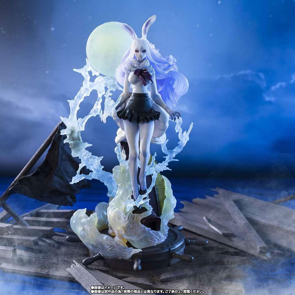Carrot sulong one piece extra battle figuarts zero.  carrot es un personaje del manga one piece, miembro de los minks, una tribu humanoide animal que vive en la isla de zou. Dotada de una agilidad impresionante, una fuerza natural aumentada y una personalidad alegre, acompaña a la tripulación del sombrero de paja en el arco whole cake island. Durante las noches de luna llena, carrot puede transformarse en sulong, un estado místico que multiplica por diez sus capacidades físicas y le confiere un cabello blanco luminoso, ojos rojos brillantes y un aura electrizante. En sulong, se convierte en una auténtica furia en el campo de batalla, capaz de neutralizar flotas enteras por sí sola. La figura figuarts zero extra battle de bandai la captura en su transformación sulong, flotando con elegancia bajo la luz de la luna, rodeada de espectaculares efectos que simbolizan su poder electrostático. Su mirada penetrante, su postura aérea y los finos detalles de su atuendo y su aura hacen que esta pieza sea especialmente dinámica y llamativa. Con sus 28 cm de altura, esta imponente y refinada figura es ideal para los fans del arco whole cake island o los amantes de los minks.