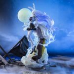 CARROT SULONG ONE PIECE EXTRA BATTLE FIGUARTS ZERO. Carrot es un personaje del manga One Piece, miembro de los Minks, una tribu humanoide animal que vive en la isla de Zou. Dotada de una agilidad impresionante, una fuerza natural aumentada y una personalidad alegre, acompaña a la tripulación del Sombrero de Paja en el arco Whole Cake Island. Durante las noches de luna llena, Carrot puede transformarse en Sulong, un estado místico que multiplica por diez sus capacidades físicas y le confiere un cabello blanco luminoso, ojos rojos brillantes y un aura electrizante. En Sulong, se convierte en una auténtica furia en el campo de batalla, capaz de neutralizar flotas enteras por sí sola. La figura Figuarts ZERO Extra Battle de Bandai la captura en su transformación Sulong, flotando con elegancia bajo la luz de la luna, rodeada de espectaculares efectos que simbolizan su poder electrostático. Su mirada penetrante, su postura aérea y los finos detalles de su atuendo y su aura hacen que esta pieza sea especialmente dinámica y llamativa. Con sus 28 cm de altura, esta imponente y refinada figura es ideal para los fans del arco Whole Cake Island o los amantes de los Minks.
