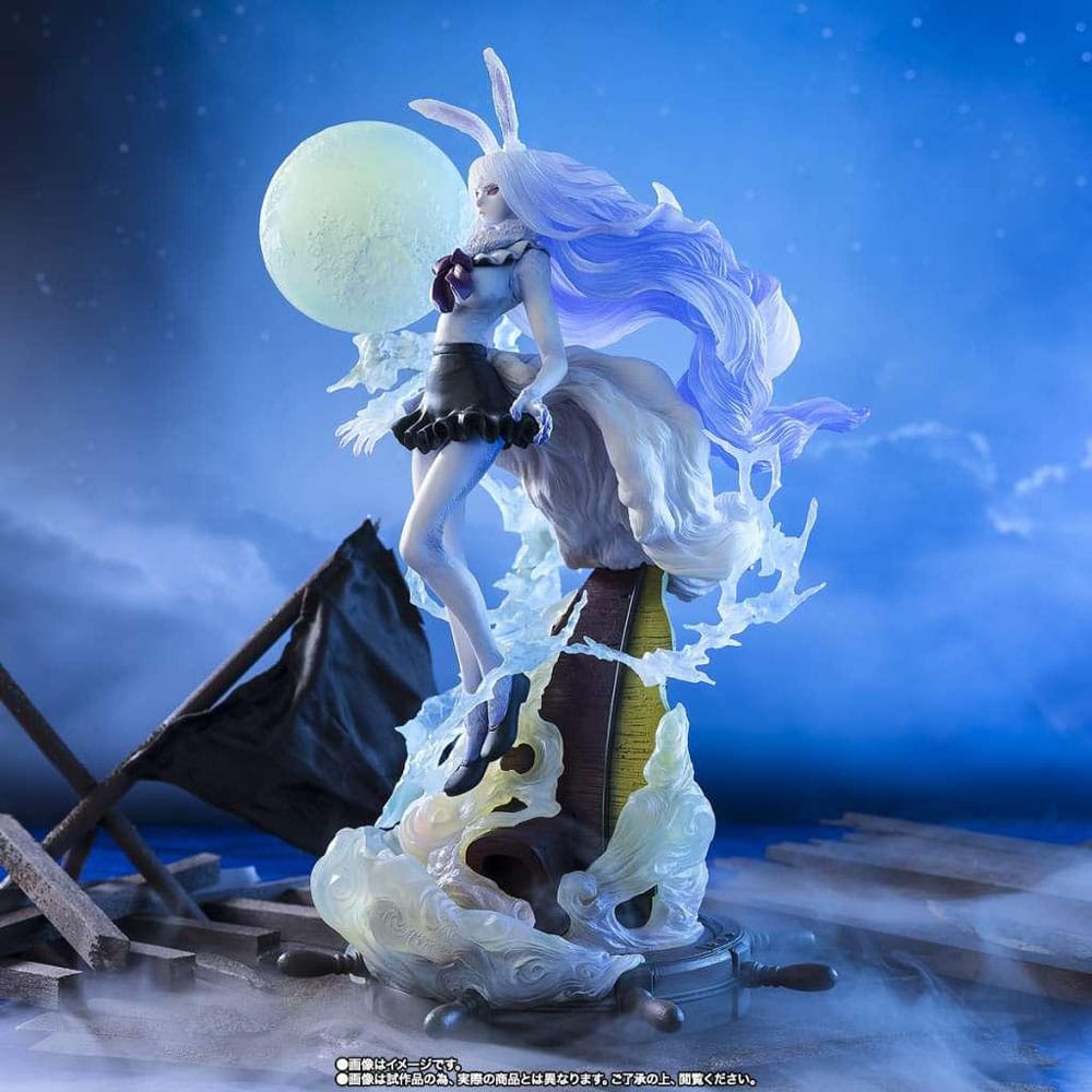 Carrot sulong one piece extra battle figuarts zero.  carrot es un personaje del manga one piece, miembro de los minks, una tribu humanoide animal que vive en la isla de zou. Dotada de una agilidad impresionante, una fuerza natural aumentada y una personalidad alegre, acompaña a la tripulación del sombrero de paja en el arco whole cake island. Durante las noches de luna llena, carrot puede transformarse en sulong, un estado místico que multiplica por diez sus capacidades físicas y le confiere un cabello blanco luminoso, ojos rojos brillantes y un aura electrizante. En sulong, se convierte en una auténtica furia en el campo de batalla, capaz de neutralizar flotas enteras por sí sola. La figura figuarts zero extra battle de bandai la captura en su transformación sulong, flotando con elegancia bajo la luz de la luna, rodeada de espectaculares efectos que simbolizan su poder electrostático. Su mirada penetrante, su postura aérea y los finos detalles de su atuendo y su aura hacen que esta pieza sea especialmente dinámica y llamativa. Con sus 28 cm de altura, esta imponente y refinada figura es ideal para los fans del arco whole cake island o los amantes de los minks.