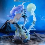 CARROT SULONG ONE PIECE EXTRA BATTLE FIGUARTS ZERO. Carrot es un personaje del manga One Piece, miembro de los Minks, una tribu humanoide animal que vive en la isla de Zou. Dotada de una agilidad impresionante, una fuerza natural aumentada y una personalidad alegre, acompaña a la tripulación del Sombrero de Paja en el arco Whole Cake Island. Durante las noches de luna llena, Carrot puede transformarse en Sulong, un estado místico que multiplica por diez sus capacidades físicas y le confiere un cabello blanco luminoso, ojos rojos brillantes y un aura electrizante. En Sulong, se convierte en una auténtica furia en el campo de batalla, capaz de neutralizar flotas enteras por sí sola. La figura Figuarts ZERO Extra Battle de Bandai la captura en su transformación Sulong, flotando con elegancia bajo la luz de la luna, rodeada de espectaculares efectos que simbolizan su poder electrostático. Su mirada penetrante, su postura aérea y los finos detalles de su atuendo y su aura hacen que esta pieza sea especialmente dinámica y llamativa. Con sus 28 cm de altura, esta imponente y refinada figura es ideal para los fans del arco Whole Cake Island o los amantes de los Minks.