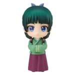 MAOMAO THE APOTHECARY DIARIES NENDOROID. MAOMAO THE APOTHECARY DIARIES NENDOROID. En el mundo de The Apothecary Diaries, Maomao es una joven boticaria brillante y perspicaz cuya ingenuidad la lleva al centro de las intrigas de la corte imperial. Curiosa y observadora, destaca por su capacidad para resolver misterios gracias a sus conocimientos médicos y su aguda perspicacia. Este entrañable personaje suele representarse con su personalidad franca y su mirada penetrante. Detrás de su aparente indiferencia se esconde una heroína dispuesta a enfrentarse incluso a las tramas más oscuras con calma y lógica. Esta figura captura sus múltiples facetas y su energía única. La Nendoroid la muestra con el pelo verde trenzado, los ojos azules brillantes y sus distintivas pecas. Lleva su tradicional traje verde y ciruela, fiel a la serie, y viene con varias caras intercambiables para recrear sus expresiones más icónicas, desde las serias hasta las cómicas. Los accesorios adicionales, como hierbas medicinales, un cuenco, un pez o incluso orejas de gato, aportan variedad y un encanto divertido. Fabricada en PVC y con una altura de unos 10 cm, esta figura destaca por sus finos detalles: los pliegues de su ropa, los sutiles matices de color y los pequeños accesorios están cuidadosamente reproducidos. Al igual que todas las Nendoroids, viene con una base articulada que permite múltiples opciones de posado, lo que te permite dar vida a sus aventuras.