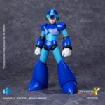 MEGA MAN X EXQUISITE BASIC SERIES. Mega Man X, un icono legendario de los videojuegos, es sinónimo de valentía, justicia y tecnología futurista en el universo Mega Man X. Como Reploid de última generación, lucha por la paz contra los Mavericks en un mundo al borde del caos. Esta figura presenta a X en su forma clásica: armadura azul brillante, casco con visera y una estructura aerodinámica lista para la acción. El diseño se mantiene fiel al modelo del juego, con líneas limpias y articulaciones discretas que permiten poses dinámicas. El acabado azul pulido realza su estética robótica con reflejos vibrantes. Los guantes blancos, las extremidades azul claro y las botas contrastantes proporcionan equilibrio visual. La cabeza esculpida captura su expresión concentrada y decidida. Con una altura aproximada de 15 cm, esta figura de PVC encaja fácilmente en una vitrina de juegos retro. Parte de la línea Exquisite Basic de Hiya Toys, está dirigida tanto a coleccionistas exigentes como a fans de toda la vida de la serie.