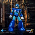 MEGA MAN X EXQUISITE BASIC SERIES. Mega Man X, un icono legendario de los videojuegos, es sinónimo de valentía, justicia y tecnología futurista en el universo Mega Man X. Como Reploid de última generación, lucha por la paz contra los Mavericks en un mundo al borde del caos. Esta figura presenta a X en su forma clásica: armadura azul brillante, casco con visera y una estructura aerodinámica lista para la acción. El diseño se mantiene fiel al modelo del juego, con líneas limpias y articulaciones discretas que permiten poses dinámicas. El acabado azul pulido realza su estética robótica con reflejos vibrantes. Los guantes blancos, las extremidades azul claro y las botas contrastantes proporcionan equilibrio visual. La cabeza esculpida captura su expresión concentrada y decidida. Con una altura aproximada de 15 cm, esta figura de PVC encaja fácilmente en una vitrina de juegos retro. Parte de la línea Exquisite Basic de Hiya Toys, está dirigida tanto a coleccionistas exigentes como a fans de toda la vida de la serie.