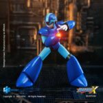 MEGA MAN X EXQUISITE BASIC SERIES. Mega Man X, un icono legendario de los videojuegos, es sinónimo de valentía, justicia y tecnología futurista en el universo Mega Man X. Como Reploid de última generación, lucha por la paz contra los Mavericks en un mundo al borde del caos. Esta figura presenta a X en su forma clásica: armadura azul brillante, casco con visera y una estructura aerodinámica lista para la acción. El diseño se mantiene fiel al modelo del juego, con líneas limpias y articulaciones discretas que permiten poses dinámicas. El acabado azul pulido realza su estética robótica con reflejos vibrantes. Los guantes blancos, las extremidades azul claro y las botas contrastantes proporcionan equilibrio visual. La cabeza esculpida captura su expresión concentrada y decidida. Con una altura aproximada de 15 cm, esta figura de PVC encaja fácilmente en una vitrina de juegos retro. Parte de la línea Exquisite Basic de Hiya Toys, está dirigida tanto a coleccionistas exigentes como a fans de toda la vida de la serie.