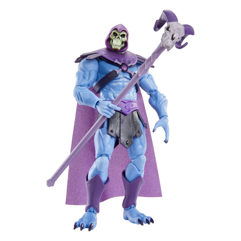 MOTU MASTERS DEL UNIVERSO REVELATIONS SKELETOR. El terrible Skeletor está aquí. Imponente, aterrador a más no poder. De hecho, su figura articulada lo muestra tal y como aparece en la serie de televisión de Netflix Masters of the Universe: Revelation. El enemigo de He-Man tiene su rostro de esqueleto y su cuerpo azul. La figura articulada está bien articulada y se ofrece con algunos accesorios: dos pares de manos y su famoso bastón con cabeza de carnero, entre otros.