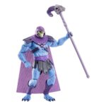 MOTU MASTERS DEL UNIVERSO REVELATIONS SKELETOR. El terrible Skeletor está aquí. Imponente, aterrador a más no poder. De hecho, su figura articulada lo muestra tal y como aparece en la serie de televisión de Netflix Masters of the Universe: Revelation. El enemigo de He-Man tiene su rostro de esqueleto y su cuerpo azul. La figura articulada está bien articulada y se ofrece con algunos accesorios: dos pares de manos y su famoso bastón con cabeza de carnero, entre otros.