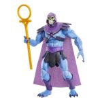 MOTU MASTERS DEL UNIVERSO REVELATIONS SKELETOR. El terrible Skeletor está aquí. Imponente, aterrador a más no poder. De hecho, su figura articulada lo muestra tal y como aparece en la serie de televisión de Netflix Masters of the Universe: Revelation. El enemigo de He-Man tiene su rostro de esqueleto y su cuerpo azul. La figura articulada está bien articulada y se ofrece con algunos accesorios: dos pares de manos y su famoso bastón con cabeza de carnero, entre otros.