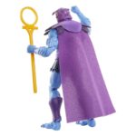MOTU MASTERS DEL UNIVERSO REVELATIONS SKELETOR. El terrible Skeletor está aquí. Imponente, aterrador a más no poder. De hecho, su figura articulada lo muestra tal y como aparece en la serie de televisión de Netflix Masters of the Universe: Revelation. El enemigo de He-Man tiene su rostro de esqueleto y su cuerpo azul. La figura articulada está bien articulada y se ofrece con algunos accesorios: dos pares de manos y su famoso bastón con cabeza de carnero, entre otros.
