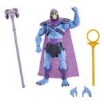 MOTU MASTERS DEL UNIVERSO REVELATIONS SKELETOR. El terrible Skeletor está aquí. Imponente, aterrador a más no poder. De hecho, su figura articulada lo muestra tal y como aparece en la serie de televisión de Netflix Masters of the Universe: Revelation. El enemigo de He-Man tiene su rostro de esqueleto y su cuerpo azul. La figura articulada está bien articulada y se ofrece con algunos accesorios: dos pares de manos y su famoso bastón con cabeza de carnero, entre otros.