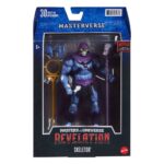 MOTU MASTERS DEL UNIVERSO REVELATIONS SKELETOR. El terrible Skeletor está aquí. Imponente, aterrador a más no poder. De hecho, su figura articulada lo muestra tal y como aparece en la serie de televisión de Netflix Masters of the Universe: Revelation. El enemigo de He-Man tiene su rostro de esqueleto y su cuerpo azul. La figura articulada está bien articulada y se ofrece con algunos accesorios: dos pares de manos y su famoso bastón con cabeza de carnero, entre otros.