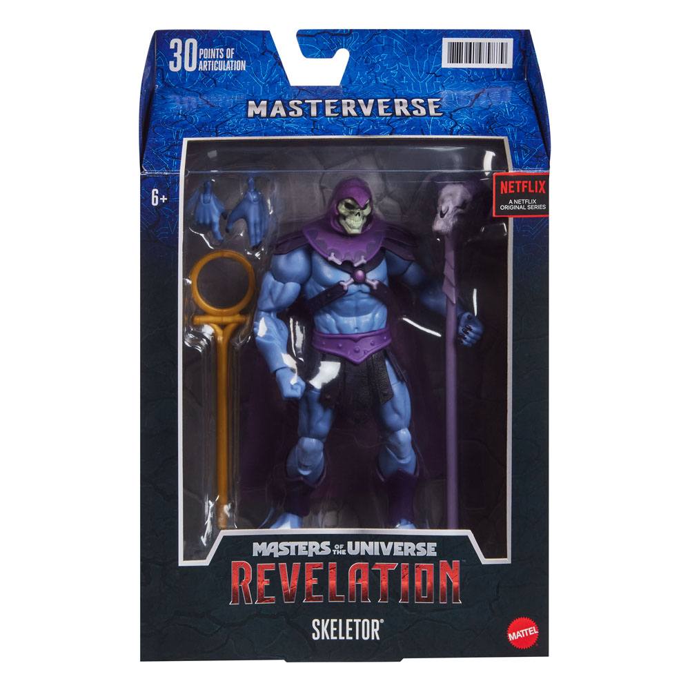 MOTU MASTERS DEL UNIVERSO REVELATIONS SKELETOR. El terrible Skeletor está aquí. Imponente, aterrador a más no poder. De hecho, su figura articulada lo muestra tal y como aparece en la serie de televisión de Netflix Masters of the Universe: Revelation. El enemigo de He-Man tiene su rostro de esqueleto y su cuerpo azul. La figura articulada está bien articulada y se ofrece con algunos accesorios: dos pares de manos y su famoso bastón con cabeza de carnero, entre otros.