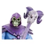 MOTU MASTERS DEL UNIVERSO REVELATIONS SKELETOR. El terrible Skeletor está aquí. Imponente, aterrador a más no poder. De hecho, su figura articulada lo muestra tal y como aparece en la serie de televisión de Netflix Masters of the Universe: Revelation. El enemigo de He-Man tiene su rostro de esqueleto y su cuerpo azul. La figura articulada está bien articulada y se ofrece con algunos accesorios: dos pares de manos y su famoso bastón con cabeza de carnero, entre otros.