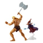 HE-MAN MASTERS DEL UNIVERSO ORIGEN. ¡Por el poder de Grayskull! La serie animada de Netflix Masters of the Universe: Revelation supone un regreso radical a Eternia, y la colección Masterverse da vida al reinicio con figuras de acción igualmente radicales. Cada figura de lujo mide aproximadamente 18 cm de altura y está diseñada con un alto nivel de detalle que encantará a los fans. Savage He-Man tiene más de 30 puntos de articulación y viene con manos intercambiables y múltiples accesorios para crear historias épicas y exhibirlas. Savage He-Man también viene con su amigo trollano Orko, que parece flotar sobre una base transparente.