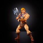 BATTLE ARMOR HE-MAN MASTERS OF THE UNIVERSE REVOLUTION MASTERVERSE. ¡Es un momento emocionante para ser fanático de Masters of the Universe! Para los fanáticos de toda la vida y para una nueva generación de niños que aman la acción y la aventura. ¡Es hora de experimentar la emocionante acción y aventuras de He-Man, Skeletor, los secretos del Castillo Grayskull y mucho más!. Las figuras de esta colección miden 5,5 pulgadas de alto y tienen 16 articulaciones móviles. Son altamente articuladas para una diversión imaginativa y orientada a la acción. ¡Al estilo Masters of the Universe! Los fanáticos de toda la vida apreciarán tanto los detalles de diseño vintage que honran la herencia de esta querida franquicia de aventuras como las actualizaciones de diseño que agregan una mirada emocionante al futuro. ¡Cada figura viene con un accesorio de batalla y un mini cómic de una serie que explora nuevas historias y presenta héroes, villanos y aliados en la eterna batalla entre el bien y el mal! A los aficionados les encantará el embalaje retro de estilo clásico. Esté atento a los nuevos personajes que están por llegar y seleccione una colección para jugar e intercambiar.