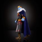KING KELDOR MASTERS OF THE UNIVERSE REVOLUTION MASTERVERSE. ¡Es un momento emocionante para ser fanático de Masters of the Universe! Para los fanáticos de toda la vida y para una nueva generación de niños que aman la acción y la aventura. ¡Es hora de experimentar la emocionante acción y aventuras de He-Man, Skeletor, los secretos del Castillo Grayskull y mucho más!. Las figuras de esta colección miden 5,5 pulgadas de alto y tienen 16 articulaciones móviles. Son altamente articuladas para una diversión imaginativa y orientada a la acción. ¡Al estilo Masters of the Universe! Los fanáticos de toda la vida apreciarán tanto los detalles de diseño vintage que honran la herencia de esta querida franquicia de aventuras como las actualizaciones de diseño que agregan una mirada emocionante al futuro. ¡Cada figura viene con un accesorio de batalla y un mini cómic de una serie que explora nuevas historias y presenta héroes, villanos y aliados en la eterna batalla entre el bien y el mal! A los aficionados les encantará el embalaje retro de estilo clásico. Esté atento a los nuevos personajes que están por llegar y seleccione una colección para jugar e intercambiar.