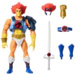 LION-O MASTERS DEL UNIVERSO X THUNDERCATS ORIGINS. El Señor de los ThunderCats, lucha contra las Antiguas Fuerzas del Mal desde la Tercera Tierra hasta la Tercera Eternia. Masters of the Universe y ThunderCats, dos icónicas marcas de figuras de acción de los 80, se unen para dar vida a una emocionante y nostálgica colaboración. Los personajes clave de ThunderCats se reinterpretan al estilo eterniano, y los de Masters of the Universe se interpretan al estilo de ThunderCats. Estos juguetes MOTU Origins, a escala de 14 cm, cuentan con 16 puntos de articulación y detalles de lujo con armadura, accesorios y partes modulares. Incluye un minicómic crossover para contextualizar la historia. Estos juguetes son imprescindibles para los fans nostálgicos de ThunderCats y MOTU. Cada figura se vende por separado y está sujeta a disponibilidad. Los colores y la decoración pueden variar.