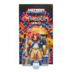 LION-O MASTERS DEL UNIVERSO X THUNDERCATS ORIGINS. El Señor de los ThunderCats, lucha contra las Antiguas Fuerzas del Mal desde la Tercera Tierra hasta la Tercera Eternia. Masters of the Universe y ThunderCats, dos icónicas marcas de figuras de acción de los 80, se unen para dar vida a una emocionante y nostálgica colaboración. Los personajes clave de ThunderCats se reinterpretan al estilo eterniano, y los de Masters of the Universe se interpretan al estilo de ThunderCats. Estos juguetes MOTU Origins, a escala de 14 cm, cuentan con 16 puntos de articulación y detalles de lujo con armadura, accesorios y partes modulares. Incluye un minicómic crossover para contextualizar la historia. Estos juguetes son imprescindibles para los fans nostálgicos de ThunderCats y MOTU. Cada figura se vende por separado y está sujeta a disponibilidad. Los colores y la decoración pueden variar.