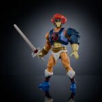 LION-O MASTERS DEL UNIVERSO X THUNDERCATS ORIGINS. El Señor de los ThunderCats, lucha contra las Antiguas Fuerzas del Mal desde la Tercera Tierra hasta la Tercera Eternia. Masters of the Universe y ThunderCats, dos icónicas marcas de figuras de acción de los 80, se unen para dar vida a una emocionante y nostálgica colaboración. Los personajes clave de ThunderCats se reinterpretan al estilo eterniano, y los de Masters of the Universe se interpretan al estilo de ThunderCats. Estos juguetes MOTU Origins, a escala de 14 cm, cuentan con 16 puntos de articulación y detalles de lujo con armadura, accesorios y partes modulares. Incluye un minicómic crossover para contextualizar la historia. Estos juguetes son imprescindibles para los fans nostálgicos de ThunderCats y MOTU. Cada figura se vende por separado y está sujeta a disponibilidad. Los colores y la decoración pueden variar.