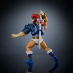 LION-O MASTERS DEL UNIVERSO X THUNDERCATS ORIGINS. El Señor de los ThunderCats, lucha contra las Antiguas Fuerzas del Mal desde la Tercera Tierra hasta la Tercera Eternia. Masters of the Universe y ThunderCats, dos icónicas marcas de figuras de acción de los 80, se unen para dar vida a una emocionante y nostálgica colaboración. Los personajes clave de ThunderCats se reinterpretan al estilo eterniano, y los de Masters of the Universe se interpretan al estilo de ThunderCats. Estos juguetes MOTU Origins, a escala de 14 cm, cuentan con 16 puntos de articulación y detalles de lujo con armadura, accesorios y partes modulares. Incluye un minicómic crossover para contextualizar la historia. Estos juguetes son imprescindibles para los fans nostálgicos de ThunderCats y MOTU. Cada figura se vende por separado y está sujeta a disponibilidad. Los colores y la decoración pueden variar.