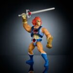 LION-O MASTERS DEL UNIVERSO X THUNDERCATS ORIGINS. El Señor de los ThunderCats, lucha contra las Antiguas Fuerzas del Mal desde la Tercera Tierra hasta la Tercera Eternia. Masters of the Universe y ThunderCats, dos icónicas marcas de figuras de acción de los 80, se unen para dar vida a una emocionante y nostálgica colaboración. Los personajes clave de ThunderCats se reinterpretan al estilo eterniano, y los de Masters of the Universe se interpretan al estilo de ThunderCats. Estos juguetes MOTU Origins, a escala de 14 cm, cuentan con 16 puntos de articulación y detalles de lujo con armadura, accesorios y partes modulares. Incluye un minicómic crossover para contextualizar la historia. Estos juguetes son imprescindibles para los fans nostálgicos de ThunderCats y MOTU. Cada figura se vende por separado y está sujeta a disponibilidad. Los colores y la decoración pueden variar.