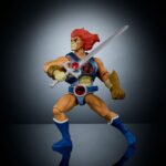 LION-O MASTERS DEL UNIVERSO X THUNDERCATS ORIGINS. El Señor de los ThunderCats, lucha contra las Antiguas Fuerzas del Mal desde la Tercera Tierra hasta la Tercera Eternia. Masters of the Universe y ThunderCats, dos icónicas marcas de figuras de acción de los 80, se unen para dar vida a una emocionante y nostálgica colaboración. Los personajes clave de ThunderCats se reinterpretan al estilo eterniano, y los de Masters of the Universe se interpretan al estilo de ThunderCats. Estos juguetes MOTU Origins, a escala de 14 cm, cuentan con 16 puntos de articulación y detalles de lujo con armadura, accesorios y partes modulares. Incluye un minicómic crossover para contextualizar la historia. Estos juguetes son imprescindibles para los fans nostálgicos de ThunderCats y MOTU. Cada figura se vende por separado y está sujeta a disponibilidad. Los colores y la decoración pueden variar.