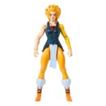 CHEETARA MASTERS DEL UNIVERSO X THUNDERCATS ORIGINS. ¡Cuidado, fuerzas del mal! Nada en el universo puede igualar la velocidad de la feroz guerrera de los ThunderCats, Cheetara. Masters of the Universe y ThunderCats, dos icónicas marcas de figuras de acción de los 80, se unen para dar vida a una emocionante y nostálgica colaboración. Los personajes clave de ThunderCats se reinterpretan al estilo eterniano, y los de Masters of the Universe se interpretan al estilo de ThunderCats. Estos juguetes MOTU Origins, a escala de 14 cm, cuentan con 16 puntos de articulación y detalles de lujo con armadura, accesorios y partes modulares. Incluye un minicómic crossover para contextualizar la historia. Estos juguetes son imprescindibles para los fans nostálgicos de ThunderCats y MOTU. Cada figura se vende por separado y está sujeta a disponibilidad. Los colores y la decoración pueden variar.