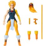 CHEETARA MASTERS DEL UNIVERSO X THUNDERCATS ORIGINS. ¡Cuidado, fuerzas del mal! Nada en el universo puede igualar la velocidad de la feroz guerrera de los ThunderCats, Cheetara. Masters of the Universe y ThunderCats, dos icónicas marcas de figuras de acción de los 80, se unen para dar vida a una emocionante y nostálgica colaboración. Los personajes clave de ThunderCats se reinterpretan al estilo eterniano, y los de Masters of the Universe se interpretan al estilo de ThunderCats. Estos juguetes MOTU Origins, a escala de 14 cm, cuentan con 16 puntos de articulación y detalles de lujo con armadura, accesorios y partes modulares. Incluye un minicómic crossover para contextualizar la historia. Estos juguetes son imprescindibles para los fans nostálgicos de ThunderCats y MOTU. Cada figura se vende por separado y está sujeta a disponibilidad. Los colores y la decoración pueden variar.