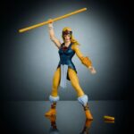 CHEETARA MASTERS DEL UNIVERSO X THUNDERCATS ORIGINS. ¡Cuidado, fuerzas del mal! Nada en el universo puede igualar la velocidad de la feroz guerrera de los ThunderCats, Cheetara. Masters of the Universe y ThunderCats, dos icónicas marcas de figuras de acción de los 80, se unen para dar vida a una emocionante y nostálgica colaboración. Los personajes clave de ThunderCats se reinterpretan al estilo eterniano, y los de Masters of the Universe se interpretan al estilo de ThunderCats. Estos juguetes MOTU Origins, a escala de 14 cm, cuentan con 16 puntos de articulación y detalles de lujo con armadura, accesorios y partes modulares. Incluye un minicómic crossover para contextualizar la historia. Estos juguetes son imprescindibles para los fans nostálgicos de ThunderCats y MOTU. Cada figura se vende por separado y está sujeta a disponibilidad. Los colores y la decoración pueden variar.