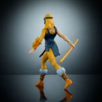 CHEETARA MASTERS DEL UNIVERSO X THUNDERCATS ORIGINS. ¡Cuidado, fuerzas del mal! Nada en el universo puede igualar la velocidad de la feroz guerrera de los ThunderCats, Cheetara. Masters of the Universe y ThunderCats, dos icónicas marcas de figuras de acción de los 80, se unen para dar vida a una emocionante y nostálgica colaboración. Los personajes clave de ThunderCats se reinterpretan al estilo eterniano, y los de Masters of the Universe se interpretan al estilo de ThunderCats. Estos juguetes MOTU Origins, a escala de 14 cm, cuentan con 16 puntos de articulación y detalles de lujo con armadura, accesorios y partes modulares. Incluye un minicómic crossover para contextualizar la historia. Estos juguetes son imprescindibles para los fans nostálgicos de ThunderCats y MOTU. Cada figura se vende por separado y está sujeta a disponibilidad. Los colores y la decoración pueden variar.