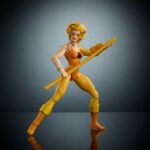 CHEETARA MASTERS DEL UNIVERSO X THUNDERCATS ORIGINS. ¡Cuidado, fuerzas del mal! Nada en el universo puede igualar la velocidad de la feroz guerrera de los ThunderCats, Cheetara. Masters of the Universe y ThunderCats, dos icónicas marcas de figuras de acción de los 80, se unen para dar vida a una emocionante y nostálgica colaboración. Los personajes clave de ThunderCats se reinterpretan al estilo eterniano, y los de Masters of the Universe se interpretan al estilo de ThunderCats. Estos juguetes MOTU Origins, a escala de 14 cm, cuentan con 16 puntos de articulación y detalles de lujo con armadura, accesorios y partes modulares. Incluye un minicómic crossover para contextualizar la historia. Estos juguetes son imprescindibles para los fans nostálgicos de ThunderCats y MOTU. Cada figura se vende por separado y está sujeta a disponibilidad. Los colores y la decoración pueden variar.