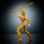 CHEETARA MASTERS DEL UNIVERSO X THUNDERCATS ORIGINS. ¡Cuidado, fuerzas del mal! Nada en el universo puede igualar la velocidad de la feroz guerrera de los ThunderCats, Cheetara. Masters of the Universe y ThunderCats, dos icónicas marcas de figuras de acción de los 80, se unen para dar vida a una emocionante y nostálgica colaboración. Los personajes clave de ThunderCats se reinterpretan al estilo eterniano, y los de Masters of the Universe se interpretan al estilo de ThunderCats. Estos juguetes MOTU Origins, a escala de 14 cm, cuentan con 16 puntos de articulación y detalles de lujo con armadura, accesorios y partes modulares. Incluye un minicómic crossover para contextualizar la historia. Estos juguetes son imprescindibles para los fans nostálgicos de ThunderCats y MOTU. Cada figura se vende por separado y está sujeta a disponibilidad. Los colores y la decoración pueden variar.