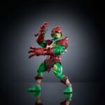 BATTLE CAT MASTERS DEL UNIVERSO X THUNDERCATS ORIGINS. Después de la destrucción de Thundera, Battle Cat-Man se estrelló en Third Eternia y ahora protege con orgullo su mundo adoptivo. Masters of the Universe y ThunderCats, dos icónicas marcas de figuras de acción de los 80, se unen para dar vida a una emocionante y nostálgica colaboración. Los personajes clave de ThunderCats se reinterpretan al estilo eterniano, y los de Masters of the Universe se interpretan al estilo de ThunderCats. Estos juguetes MOTU Origins, a escala de 14 cm, cuentan con 16 puntos de articulación y detalles de lujo con armadura, accesorios y partes modulares. Incluye un minicómic crossover para contextualizar la historia. Estos juguetes son imprescindibles para los fans nostálgicos de ThunderCats y MOTU. Cada figura se vende por separado y está sujeta a disponibilidad. Los colores y la decoración pueden variar.