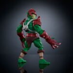 BATTLE CAT MASTERS DEL UNIVERSO X THUNDERCATS ORIGINS. Después de la destrucción de Thundera, Battle Cat-Man se estrelló en Third Eternia y ahora protege con orgullo su mundo adoptivo. Masters of the Universe y ThunderCats, dos icónicas marcas de figuras de acción de los 80, se unen para dar vida a una emocionante y nostálgica colaboración. Los personajes clave de ThunderCats se reinterpretan al estilo eterniano, y los de Masters of the Universe se interpretan al estilo de ThunderCats. Estos juguetes MOTU Origins, a escala de 14 cm, cuentan con 16 puntos de articulación y detalles de lujo con armadura, accesorios y partes modulares. Incluye un minicómic crossover para contextualizar la historia. Estos juguetes son imprescindibles para los fans nostálgicos de ThunderCats y MOTU. Cada figura se vende por separado y está sujeta a disponibilidad. Los colores y la decoración pueden variar.
