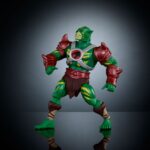 BATTLE CAT MASTERS DEL UNIVERSO X THUNDERCATS ORIGINS. Después de la destrucción de Thundera, Battle Cat-Man se estrelló en Third Eternia y ahora protege con orgullo su mundo adoptivo. Masters of the Universe y ThunderCats, dos icónicas marcas de figuras de acción de los 80, se unen para dar vida a una emocionante y nostálgica colaboración. Los personajes clave de ThunderCats se reinterpretan al estilo eterniano, y los de Masters of the Universe se interpretan al estilo de ThunderCats. Estos juguetes MOTU Origins, a escala de 14 cm, cuentan con 16 puntos de articulación y detalles de lujo con armadura, accesorios y partes modulares. Incluye un minicómic crossover para contextualizar la historia. Estos juguetes son imprescindibles para los fans nostálgicos de ThunderCats y MOTU. Cada figura se vende por separado y está sujeta a disponibilidad. Los colores y la decoración pueden variar.