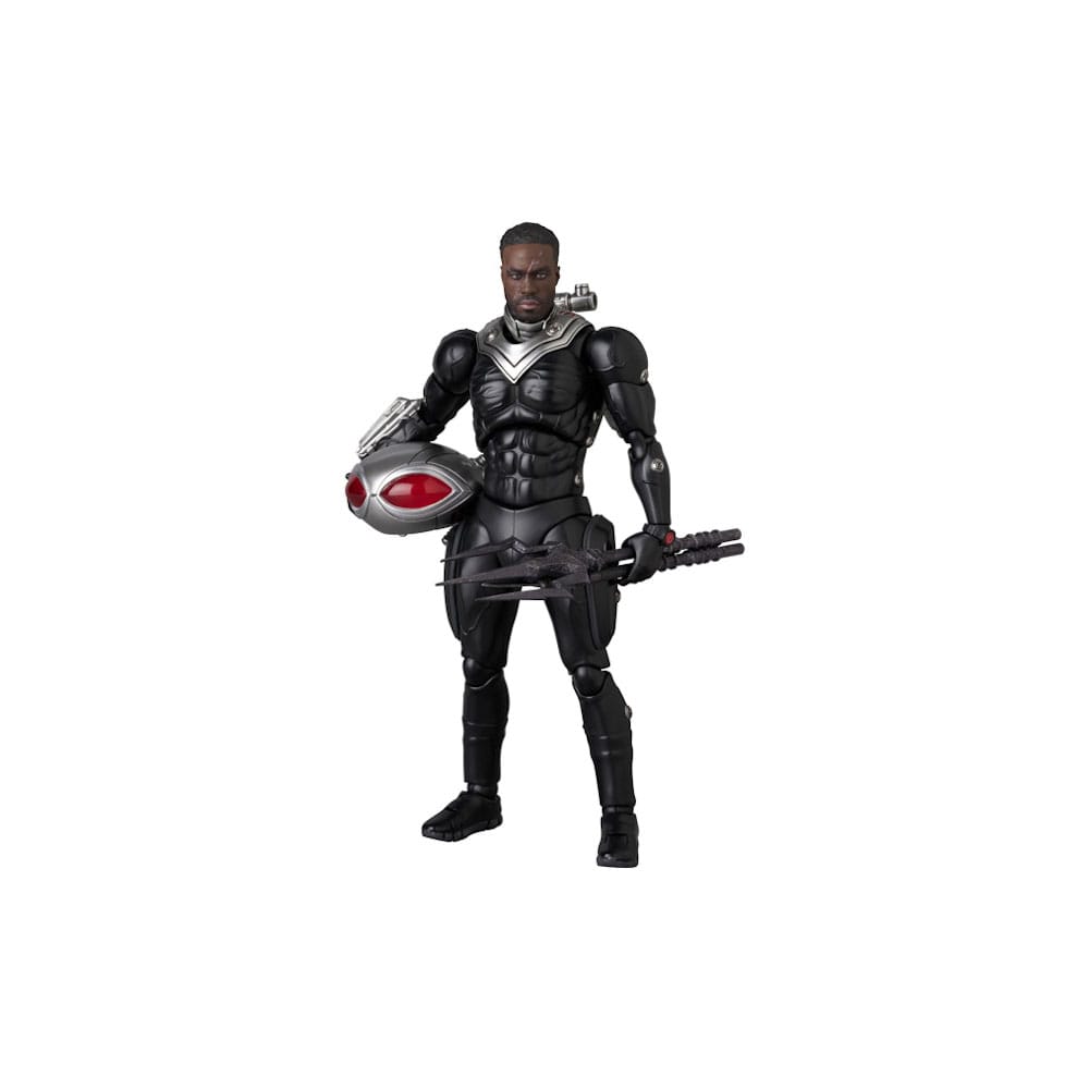 BLACK MANTA (AQUAMAN AND THE LOST KINGDOM) DC COMICS MAFEX. Black Manta, una presencia temible en el universo de Aquaman, es uno de los villanos más implacables de DC Comics. Impulsado por la venganza y su brillantez táctica, es una amenaza constante para el rey de Atlantis. Medicom Toy le da vida en esta figura MAFEX altamente detallada y totalmente articulada, elegante, amenazante y lista para la batalla. Con una altura aproximada de 16 cm, esta figura captura el aspecto de Black Manta en Aquaman and the Lost Kingdom con una precisión asombrosa. Su futurista armadura negra presenta contornos afilados, acabados mixtos y una silueta poderosa. El icónico casco de ojos rojos es extraíble, revelando la intensa escultura facial que hay debajo, perfectamente modelada a partir de la representación cinematográfica del personaje. La figura incluye una amplia gama de accesorios: manos intercambiables, su característica arma de doble hoja, un arpón y un casco alternativo con efectos especiales. Gracias al sistema de articulación premium de MAFEX, puedes recrear intensas peleas submarinas o poses cinematográficas con facilidad. Tanto si eres un fan incondicional del DCEU como un coleccionista de figuras de alta gama, este Black Manta ofrece un impacto visual y una posabilidad de primer nivel. Es imprescindible en cualquier colección seria de DC: los villanos nunca habían tenido tan buen aspecto.