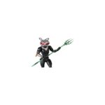 BLACK MANTA (AQUAMAN AND THE LOST KINGDOM) DC COMICS MAFEX. Black Manta, una presencia temible en el universo de Aquaman, es uno de los villanos más implacables de DC Comics. Impulsado por la venganza y su brillantez táctica, es una amenaza constante para el rey de Atlantis. Medicom Toy le da vida en esta figura MAFEX altamente detallada y totalmente articulada, elegante, amenazante y lista para la batalla. Con una altura aproximada de 16 cm, esta figura captura el aspecto de Black Manta en Aquaman and the Lost Kingdom con una precisión asombrosa. Su futurista armadura negra presenta contornos afilados, acabados mixtos y una silueta poderosa. El icónico casco de ojos rojos es extraíble, revelando la intensa escultura facial que hay debajo, perfectamente modelada a partir de la representación cinematográfica del personaje. La figura incluye una amplia gama de accesorios: manos intercambiables, su característica arma de doble hoja, un arpón y un casco alternativo con efectos especiales. Gracias al sistema de articulación premium de MAFEX, puedes recrear intensas peleas submarinas o poses cinematográficas con facilidad. Tanto si eres un fan incondicional del DCEU como un coleccionista de figuras de alta gama, este Black Manta ofrece un impacto visual y una posabilidad de primer nivel. Es imprescindible en cualquier colección seria de DC: los villanos nunca habían tenido tan buen aspecto.
