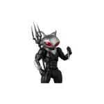 BLACK MANTA (AQUAMAN AND THE LOST KINGDOM) DC COMICS MAFEX. Black Manta, una presencia temible en el universo de Aquaman, es uno de los villanos más implacables de DC Comics. Impulsado por la venganza y su brillantez táctica, es una amenaza constante para el rey de Atlantis. Medicom Toy le da vida en esta figura MAFEX altamente detallada y totalmente articulada, elegante, amenazante y lista para la batalla. Con una altura aproximada de 16 cm, esta figura captura el aspecto de Black Manta en Aquaman and the Lost Kingdom con una precisión asombrosa. Su futurista armadura negra presenta contornos afilados, acabados mixtos y una silueta poderosa. El icónico casco de ojos rojos es extraíble, revelando la intensa escultura facial que hay debajo, perfectamente modelada a partir de la representación cinematográfica del personaje. La figura incluye una amplia gama de accesorios: manos intercambiables, su característica arma de doble hoja, un arpón y un casco alternativo con efectos especiales. Gracias al sistema de articulación premium de MAFEX, puedes recrear intensas peleas submarinas o poses cinematográficas con facilidad. Tanto si eres un fan incondicional del DCEU como un coleccionista de figuras de alta gama, este Black Manta ofrece un impacto visual y una posabilidad de primer nivel. Es imprescindible en cualquier colección seria de DC: los villanos nunca habían tenido tan buen aspecto.