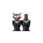 BLACK MANTA (AQUAMAN AND THE LOST KINGDOM) DC COMICS MAFEX. Black Manta, una presencia temible en el universo de Aquaman, es uno de los villanos más implacables de DC Comics. Impulsado por la venganza y su brillantez táctica, es una amenaza constante para el rey de Atlantis. Medicom Toy le da vida en esta figura MAFEX altamente detallada y totalmente articulada, elegante, amenazante y lista para la batalla. Con una altura aproximada de 16 cm, esta figura captura el aspecto de Black Manta en Aquaman and the Lost Kingdom con una precisión asombrosa. Su futurista armadura negra presenta contornos afilados, acabados mixtos y una silueta poderosa. El icónico casco de ojos rojos es extraíble, revelando la intensa escultura facial que hay debajo, perfectamente modelada a partir de la representación cinematográfica del personaje. La figura incluye una amplia gama de accesorios: manos intercambiables, su característica arma de doble hoja, un arpón y un casco alternativo con efectos especiales. Gracias al sistema de articulación premium de MAFEX, puedes recrear intensas peleas submarinas o poses cinematográficas con facilidad. Tanto si eres un fan incondicional del DCEU como un coleccionista de figuras de alta gama, este Black Manta ofrece un impacto visual y una posabilidad de primer nivel. Es imprescindible en cualquier colección seria de DC: los villanos nunca habían tenido tan buen aspecto.