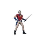 PEACEMAKER SUICIDE SQUAD MAFEX. De la película The Suicide Squad, Peacemaker es un antihéroe carismático pero controvertido que no se detendrá ante nada para lograr la paz, ni siquiera ante la violencia. Esta figura oficial captura su esencia con notable precisión. Con una altura de unos 16 centímetros, la figura destaca su aspecto icónico: el polo rojo ajustado con emblema, los pantalones de color claro, los guantes y botas azules, y su característico casco plateado con forma de paloma. Medicom Toy ha recreado fielmente cada detalle como parte de la línea Miracle Action Figure (MAFEX). Gracias a sus múltiples puntos de articulación, Peacemaker puede adoptar dinámicas posturas de combate, posiciones de disparo o poses características. Una pieza imprescindible para los entusiastas de DC Comics y los fans del universo cinematográfico de The Suicide Squad.