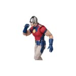 PEACEMAKER SUICIDE SQUAD MAFEX. De la película The Suicide Squad, Peacemaker es un antihéroe carismático pero controvertido que no se detendrá ante nada para lograr la paz, ni siquiera ante la violencia. Esta figura oficial captura su esencia con notable precisión. Con una altura de unos 16 centímetros, la figura destaca su aspecto icónico: el polo rojo ajustado con emblema, los pantalones de color claro, los guantes y botas azules, y su característico casco plateado con forma de paloma. Medicom Toy ha recreado fielmente cada detalle como parte de la línea Miracle Action Figure (MAFEX). Gracias a sus múltiples puntos de articulación, Peacemaker puede adoptar dinámicas posturas de combate, posiciones de disparo o poses características. Una pieza imprescindible para los entusiastas de DC Comics y los fans del universo cinematográfico de The Suicide Squad.