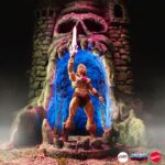 HE-MAN MASTERS OF THE UNIVERSE MONDO 1/6. ¡Por el poder de Grayskull!... ¡tú también puedes tener el poder! Mondo se enorgullece de presentar el regreso de He-Man a esta línea de figuras a escala 1/6 de Masters of the Universe. Con más de 30 puntos de articulación, elementos de vestuario de tela y múltiples accesorios, incluidos tres retratos intercambiables y una variedad de armas.