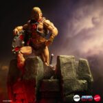 HE-MAN MASTERS OF THE UNIVERSE MONDO 1/6. ¡Por el poder de Grayskull!... ¡tú también puedes tener el poder! Mondo se enorgullece de presentar el regreso de He-Man a esta línea de figuras a escala 1/6 de Masters of the Universe. Con más de 30 puntos de articulación, elementos de vestuario de tela y múltiples accesorios, incluidos tres retratos intercambiables y una variedad de armas.