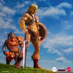 HE-MAN MASTERS OF THE UNIVERSE MONDO 1/6. ¡Por el poder de Grayskull!... ¡tú también puedes tener el poder! Mondo se enorgullece de presentar el regreso de He-Man a esta línea de figuras a escala 1/6 de Masters of the Universe. Con más de 30 puntos de articulación, elementos de vestuario de tela y múltiples accesorios, incluidos tres retratos intercambiables y una variedad de armas.