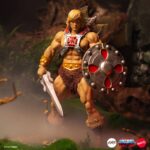 HE-MAN MASTERS OF THE UNIVERSE MONDO 1/6. ¡Por el poder de Grayskull!... ¡tú también puedes tener el poder! Mondo se enorgullece de presentar el regreso de He-Man a esta línea de figuras a escala 1/6 de Masters of the Universe. Con más de 30 puntos de articulación, elementos de vestuario de tela y múltiples accesorios, incluidos tres retratos intercambiables y una variedad de armas.