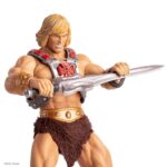 HE-MAN MASTERS OF THE UNIVERSE MONDO 1/6. ¡Por el poder de Grayskull!... ¡tú también puedes tener el poder! Mondo se enorgullece de presentar el regreso de He-Man a esta línea de figuras a escala 1/6 de Masters of the Universe. Con más de 30 puntos de articulación, elementos de vestuario de tela y múltiples accesorios, incluidos tres retratos intercambiables y una variedad de armas.