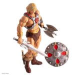 HE-MAN MASTERS OF THE UNIVERSE MONDO 1/6. ¡Por el poder de Grayskull!... ¡tú también puedes tener el poder! Mondo se enorgullece de presentar el regreso de He-Man a esta línea de figuras a escala 1/6 de Masters of the Universe. Con más de 30 puntos de articulación, elementos de vestuario de tela y múltiples accesorios, incluidos tres retratos intercambiables y una variedad de armas.