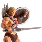HE-MAN MASTERS OF THE UNIVERSE MONDO 1/6. ¡Por el poder de Grayskull!... ¡tú también puedes tener el poder! Mondo se enorgullece de presentar el regreso de He-Man a esta línea de figuras a escala 1/6 de Masters of the Universe. Con más de 30 puntos de articulación, elementos de vestuario de tela y múltiples accesorios, incluidos tres retratos intercambiables y una variedad de armas.